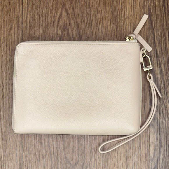🔥🔥🔥Tory Burch Soft Peach Wristlet with Gold Logo🔥🔥🔥 - Picture 4 of 13